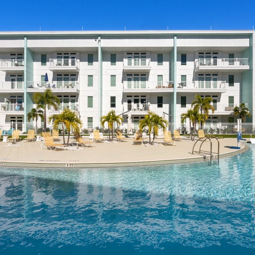 Shimmering resort-style pool	 Shimmering resort-style pool